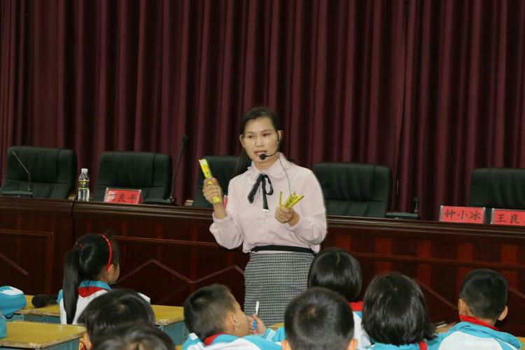 钟小冰老师教学经验丰富,循循善导,在传授认识11～20的基础上融入了