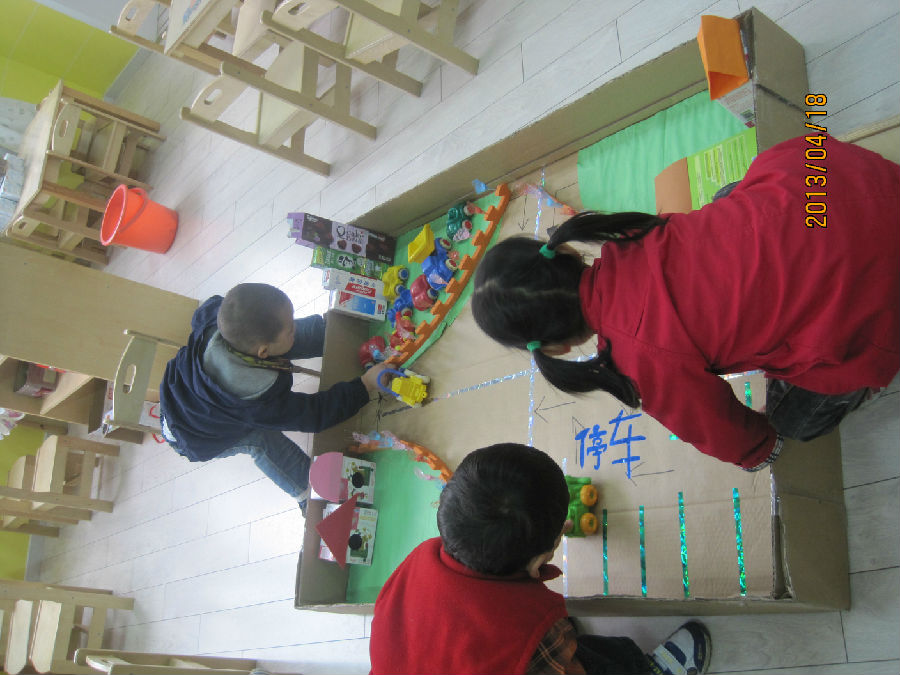 保护环境我知道 【活动目标】 1.幼儿通过实践活动,了解周围环境中的垃圾是哪里来的,认识其危害。 2.启发幼儿积极思考解决环境卫生的办法,并通过不同的方式表达出来。 3.引导大班幼儿为维护环境卫生做一些力所能及的事。 【活动准备】 1.课前让幼儿两人一组,调查并且用自己的方法记录,收集周围环境的垃圾分布情况。 2.投影片数张,投影仪 3.幼儿操作材料:橡皮泥、积木、绘画纸、笔。 【活动过程】 一、组织交流调查周围环境情况 1.师:这几天,我们对周围的环境进行了调查,并作了记录,现在谁来向大家介绍一下调查的