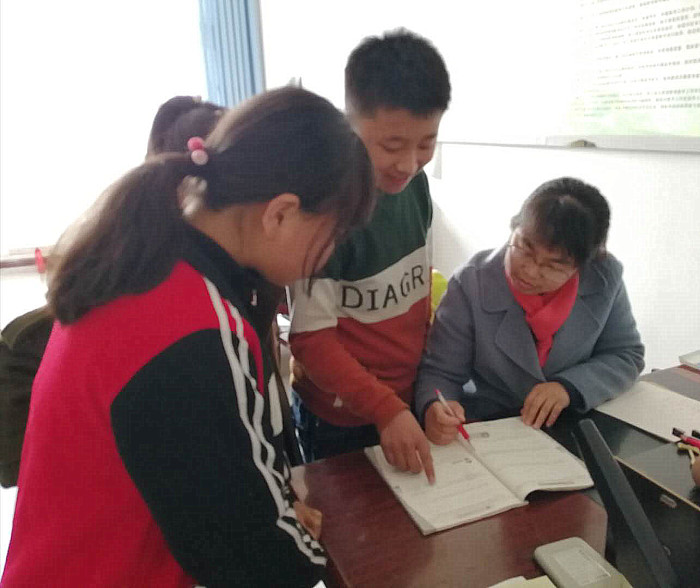 关心学生,爱岗敬业的张老师