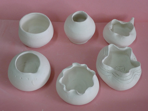 我校学生拉坯的陶艺作品