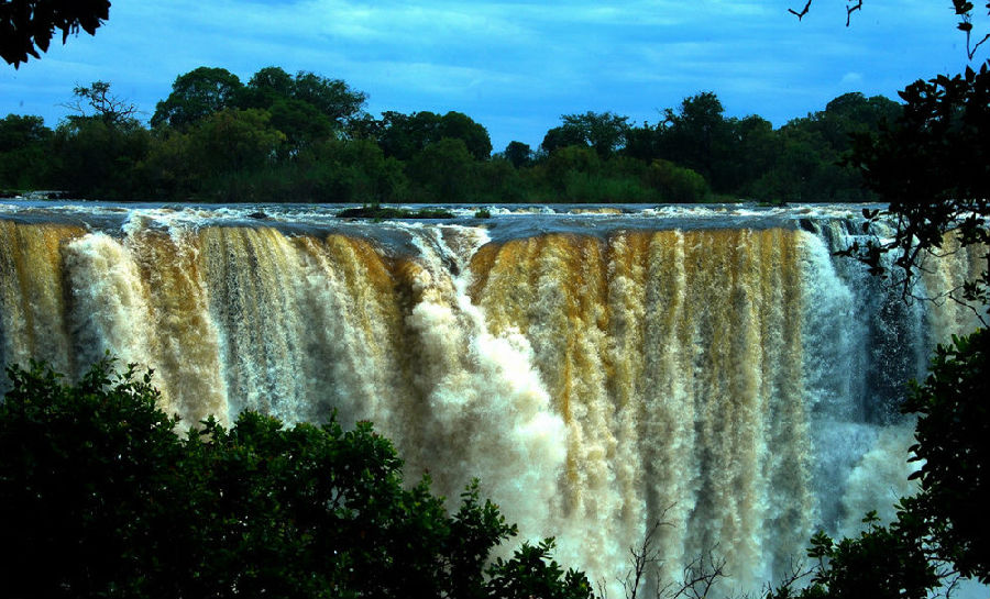 维多利亚瀑布: 位于非洲赞比西河中游,赞比亚与津巴布韦接壤