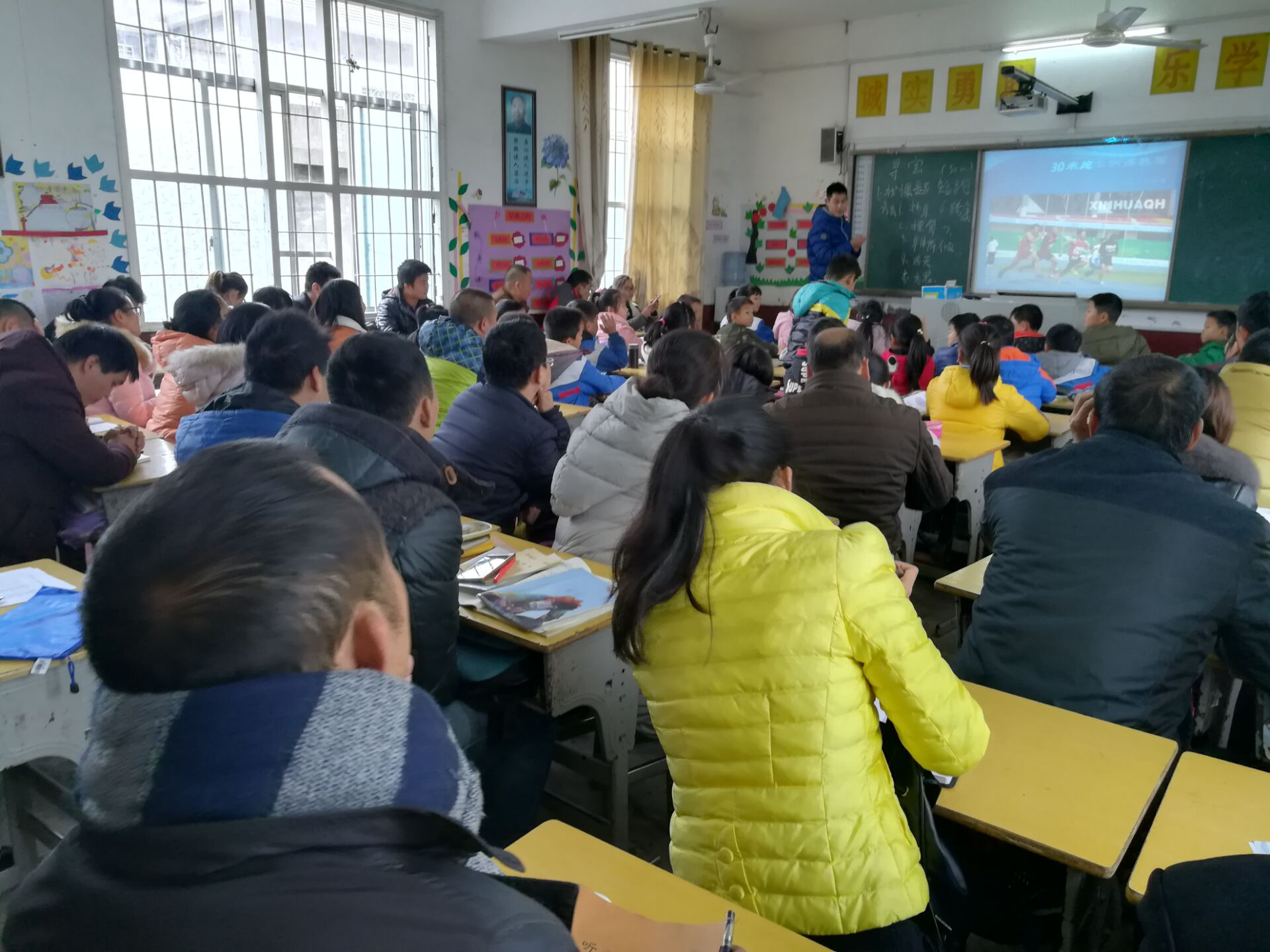 小学体育班陈浩老师正在展示-------《30米快速跑》小学音乐班陈晶晶