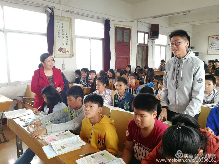 白河中学石红莲老师主讲《im more outgoing than my sister》认真