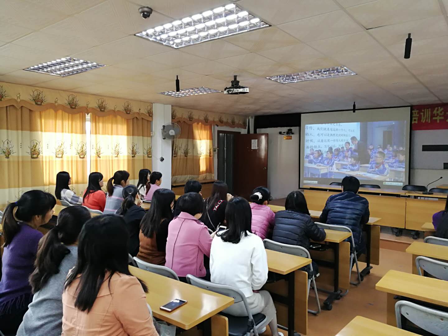 谷饶华光小学校长图片